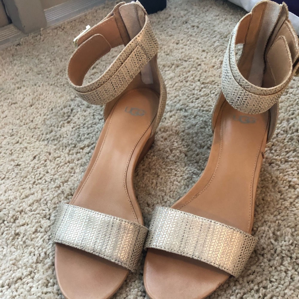❌✋🏻 UGGs Wedge Sandals Size 9 - Picture 1 of 11